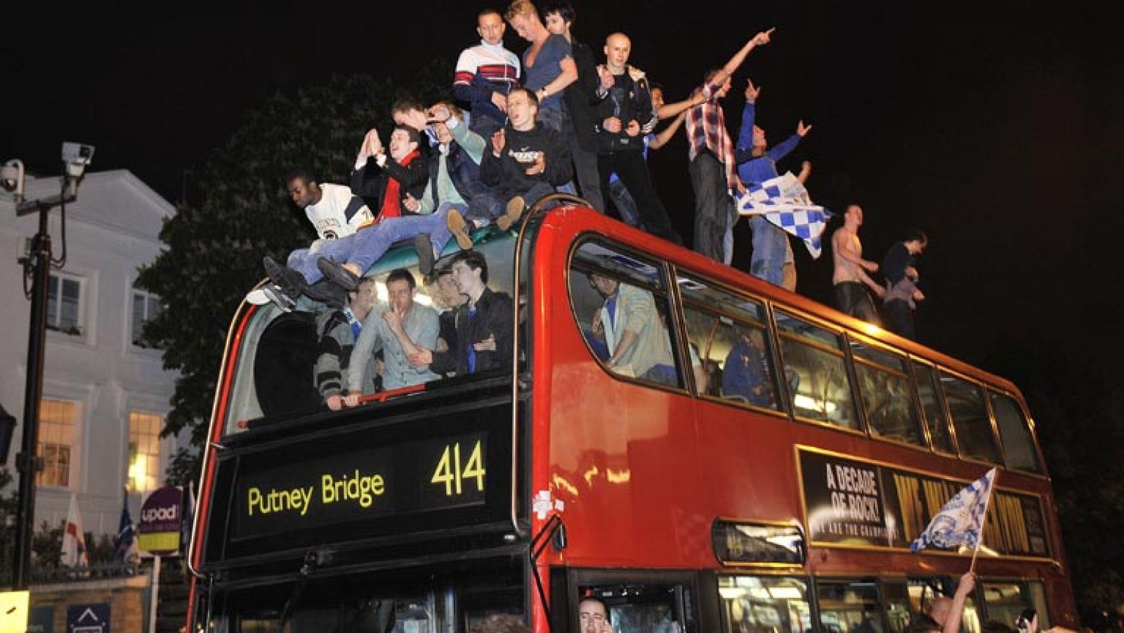 La victoria del Chelsea supone, paradójicamente, el primer título de la máxima competición europea para la capital inglesa, que tiene a equipos históricos en la Premier. La afición se echó a la calle para festejarlo por todo lo alto.