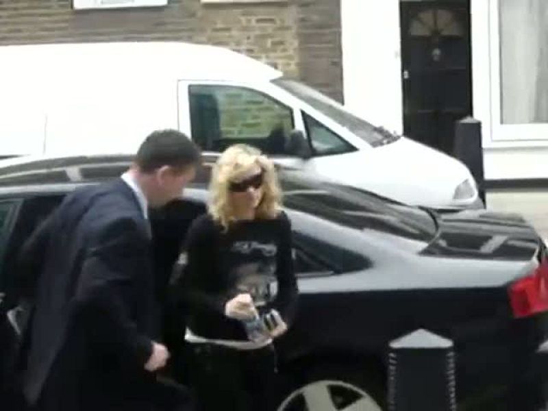 Madonna llegando a su Gimnasio | Ver