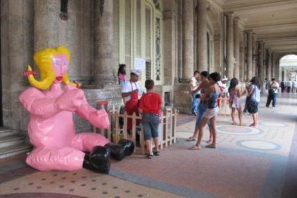 On Off - On Off: La bienal sale a la calle