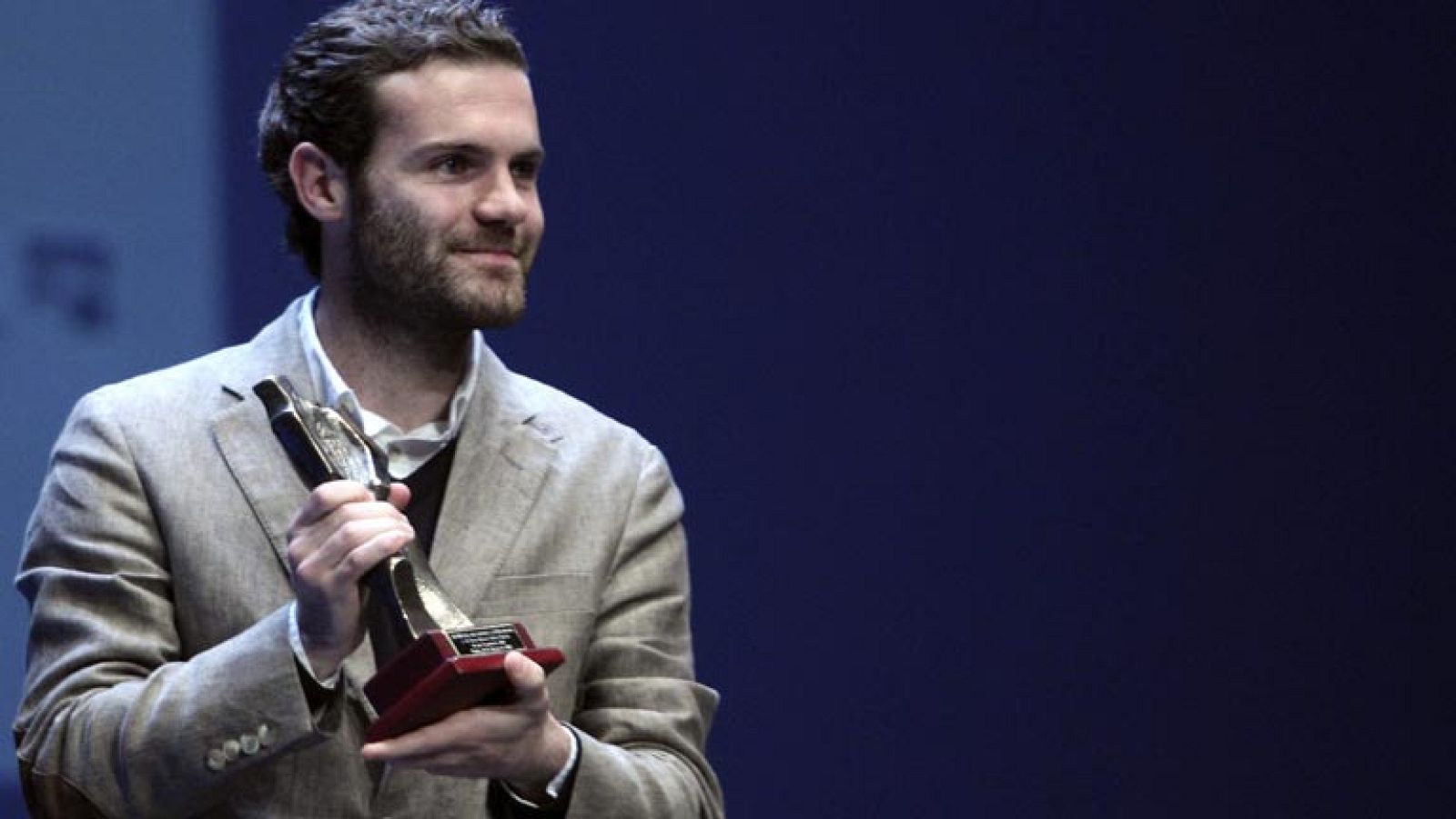 Tras una brillante temporada, Mata ha recibido en su tierra el premio como mejor deportista de Asturias 2011, sucediendo a otro ilustre asturiano, David Villa, para quien desea ver en la Eurocopa.