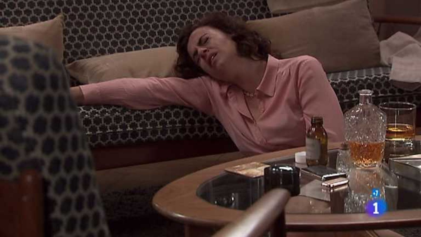 Amar en tiempos revueltos - T7 - Capítulo 180 - Cecilia disculpa a Rocío ante su padre. Daniela malmete a Willy contra Alberto y recibe un puñetazo en la cara del novio de Daniela - Ver ahora