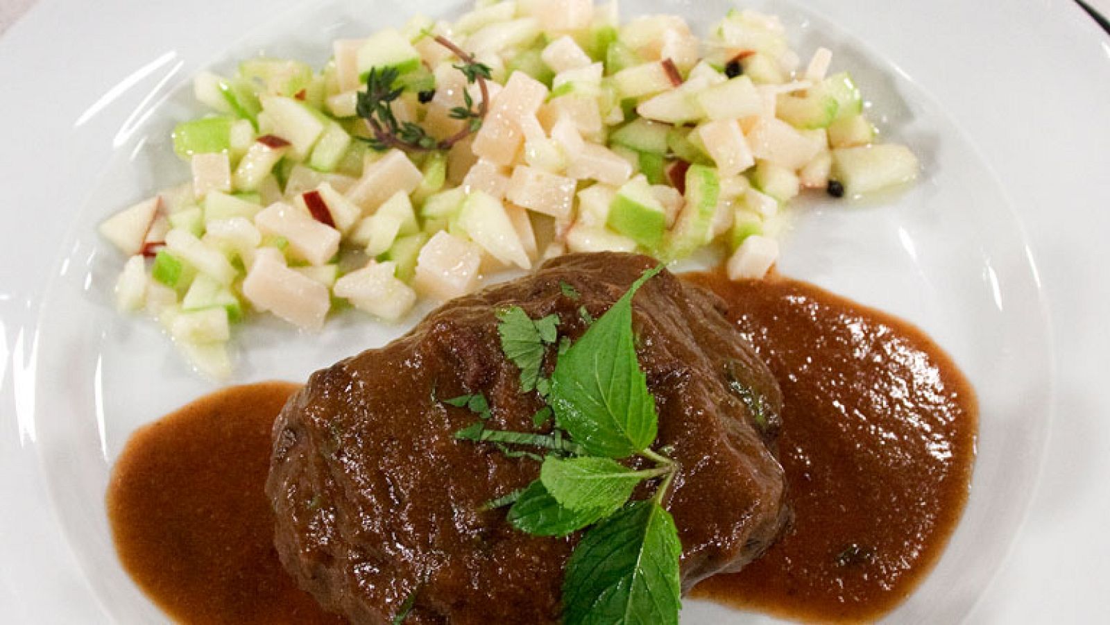 Carrilleras al vino tinto con ensalada de  manzana y queso