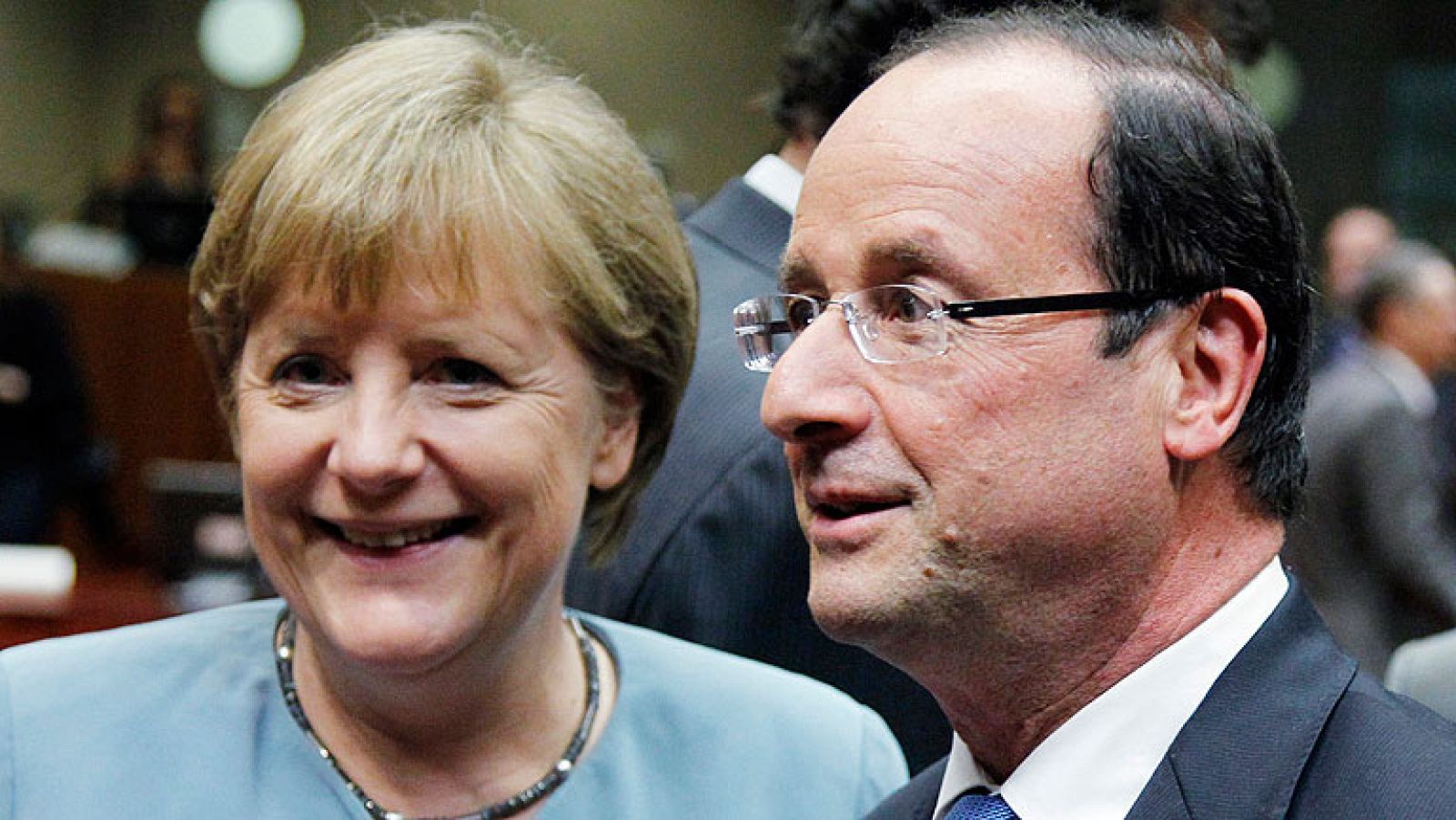 Hollande y Merkel dejan a la UE dividida en torno a los eurobonos