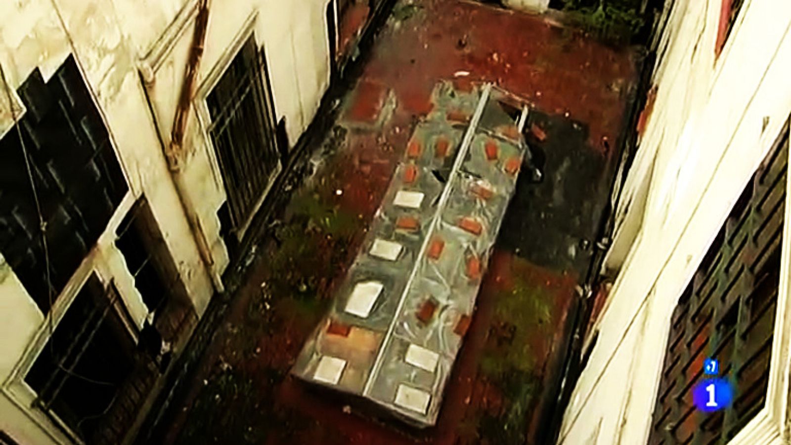 Mi casa, mi cruz - Un edificio de lujo hecho pedazos - Comando Actualidad | Ver