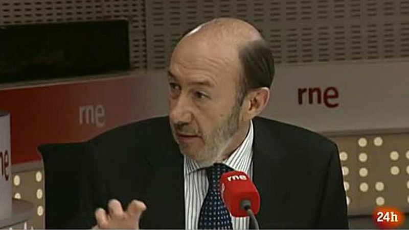 Rubalcaba: "La intervención del BCE baja la fiebre pero el antibiótico se llama eurobono" | Ver