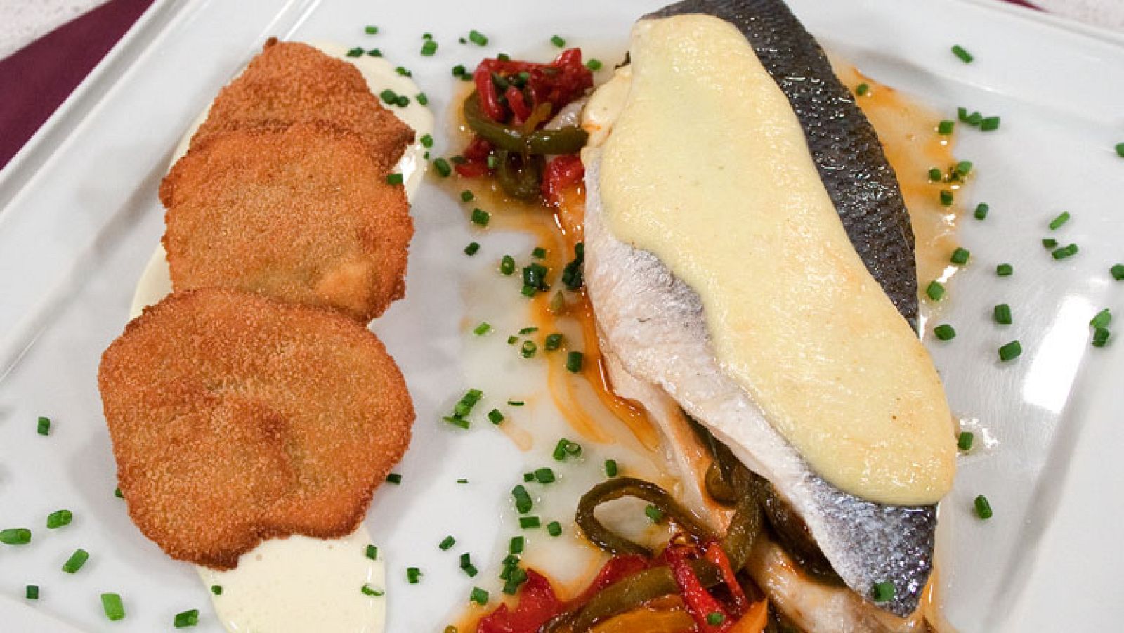 Lubina rellena a los 3 pimientos con tortitas de alcachofa