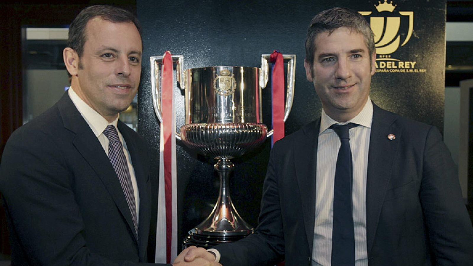 Los presidentes del Barcelona y el Athletic Club, Sandro Rosell y Josu Urrutia, celebraron hoy, en un ambiente de cordialidad, la cena oficial previa a la final de Copa del Rey que disputarán ambos clubes mañana, viernes, en el estadio Vicente Calder