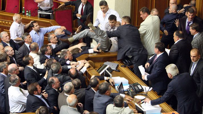  - Monumental bronca en el parlamento ucraniano