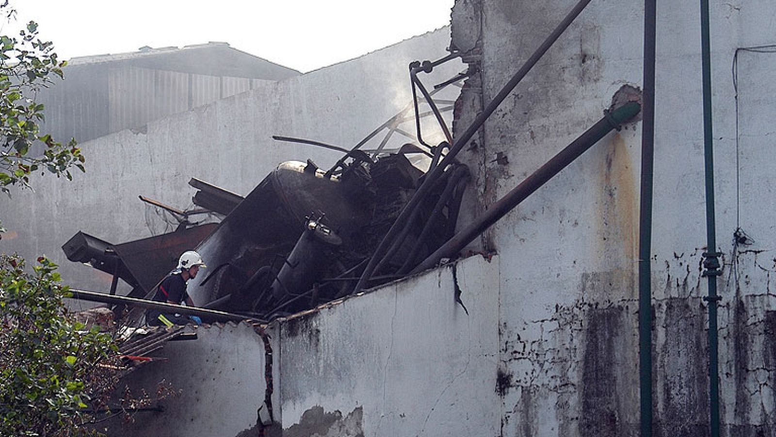 Hallan un segundo cadáver en la explosión de la fábrica cacereña de Moraleja - Informativo 24h | Ver