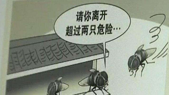 Telediario 1 - Pekín prohíbe más de dos moscas por baño público