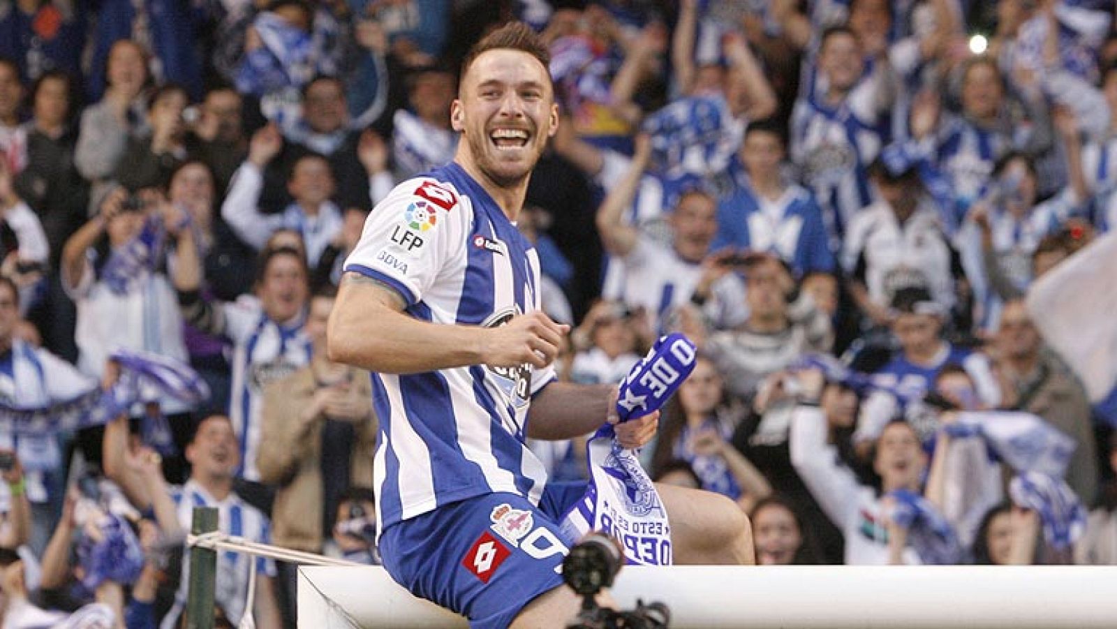 El Depor vuelve a Primera y celebra el ascenso por todo lo alto