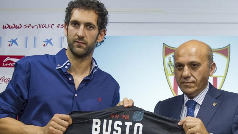 Y esta mañana el Sevilla ha presentado a su nuevo guardameta, Diego López, que procede del Villarereal y ha firmado por las cinco próximas temporadas con el conjunto hispalense.