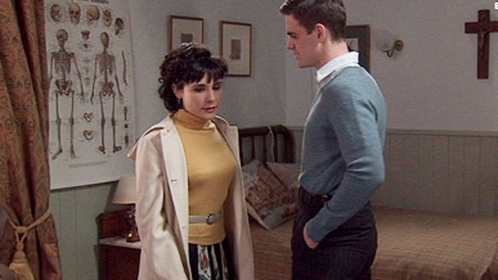 Amar - Alberto acosa y le miente a Daniela