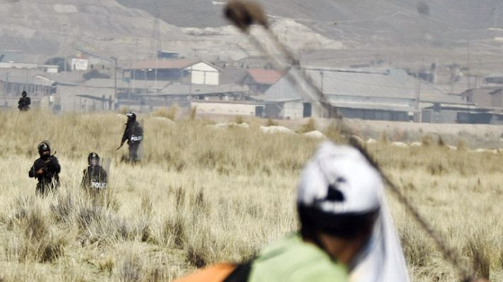 Telediario 1 - Dos muertos en enfrentamientos entre policía y campesinos en el sur de Perú
