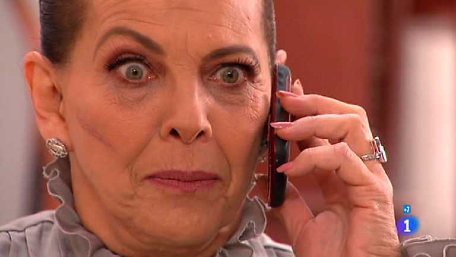 Cielo rojo - Capítulo 97 - Alma sale del hospital y visita a Nata, encerrada en la comisaría - Ver ahora