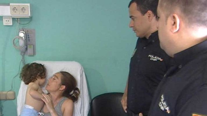 Telediario 1 - Policías salvan a un bebé