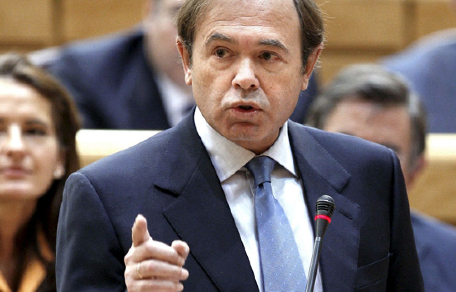 El presidente del Gobierno, José Luis Rodríguez Zapatero, ha acusado al portavoz del PP en el Senado, Pío García Escudero, de recurrir "a la demagogia" por la forma de hablar sobre la situación económica.