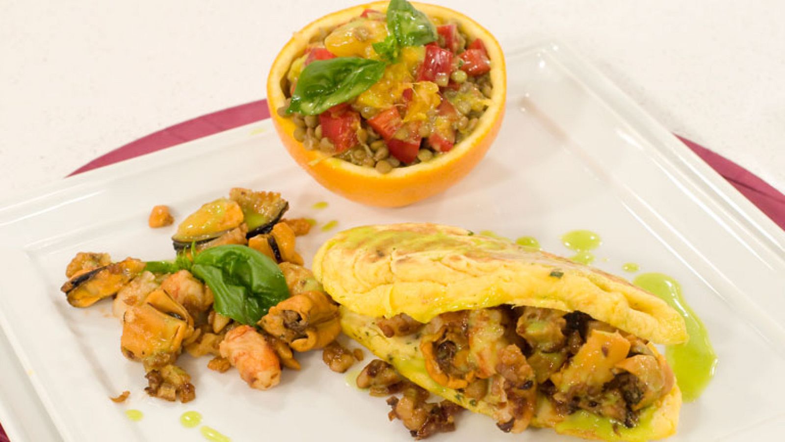 Tortillas rellenas con mejillones y ensalada de legumbres y naranja