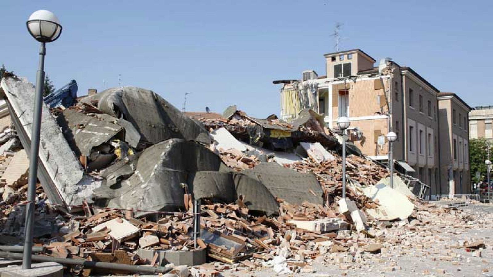 En Italia investigan si se cumplían las normas de construcción en la zona afectada