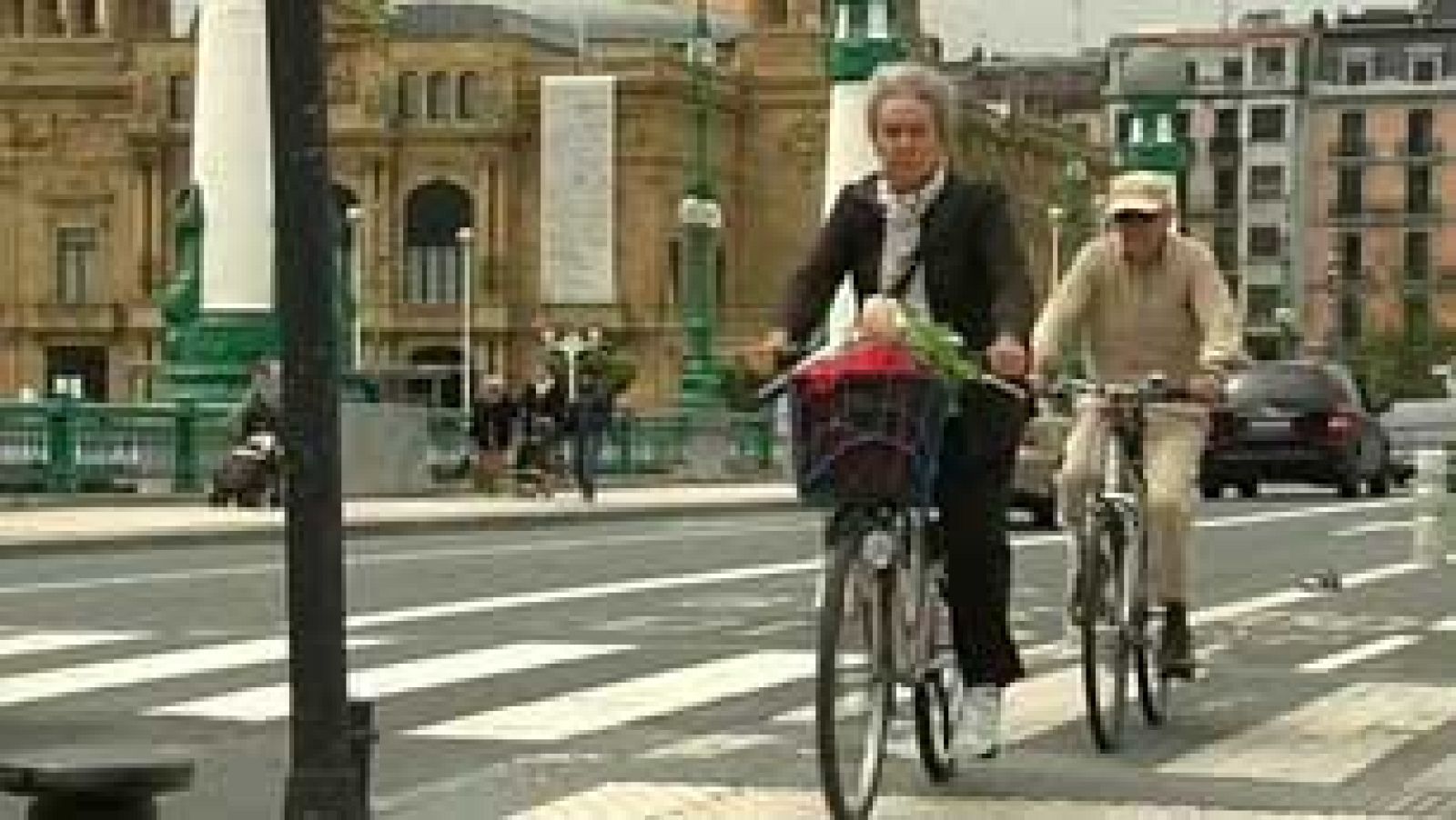 Multas por hablar por el móvil o ir con los auriculares en bicicleta