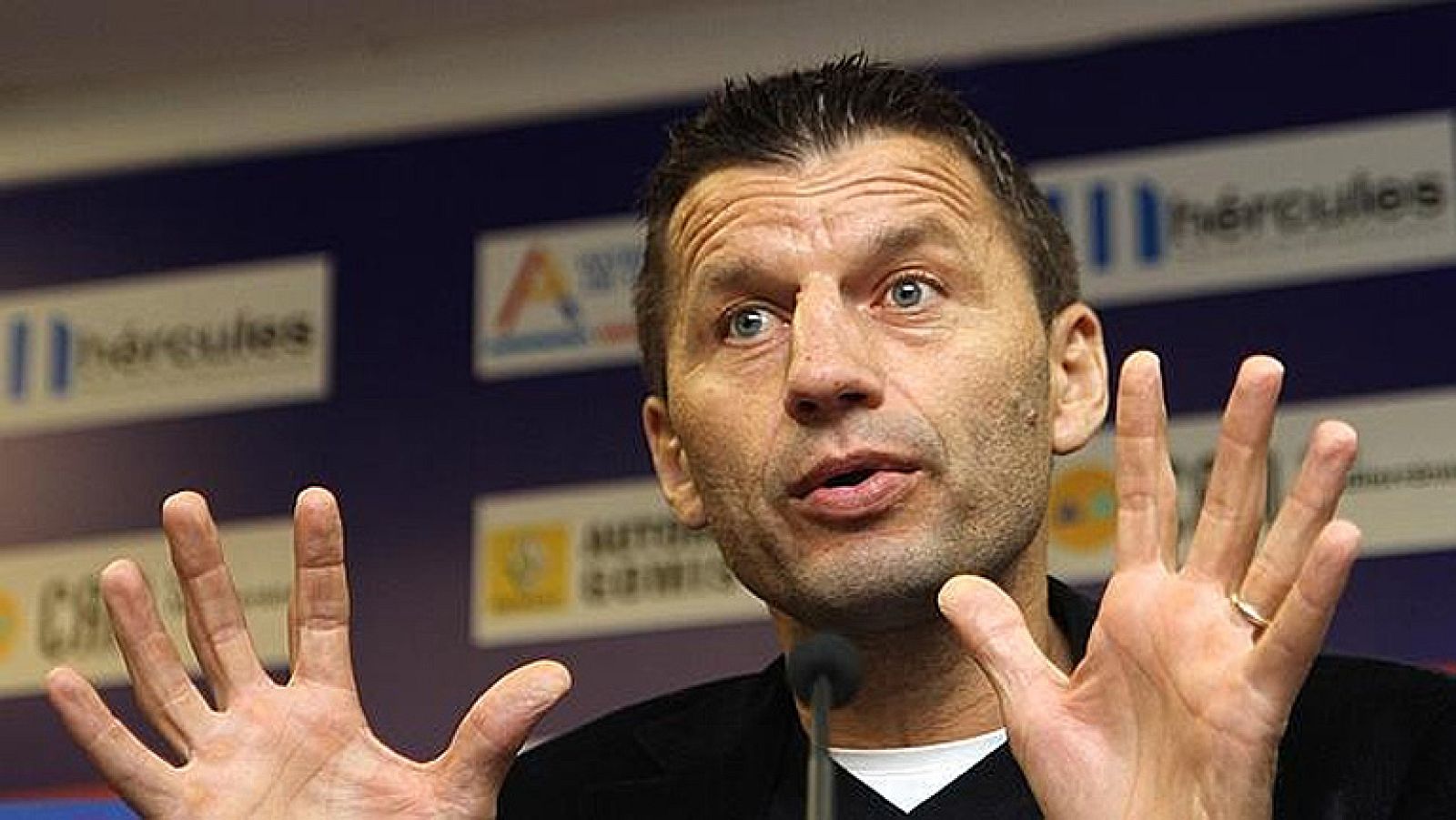 El entrenador del Real Valladolid, Miroslav Djukic, ha asegurado que siempre ha "defendido la esencia del fútbol, que todo se decide en el campo, pero no soy yo quien tiene que vigilar esas cosas, aunque si el fútbol español quiere estar en vanguardi