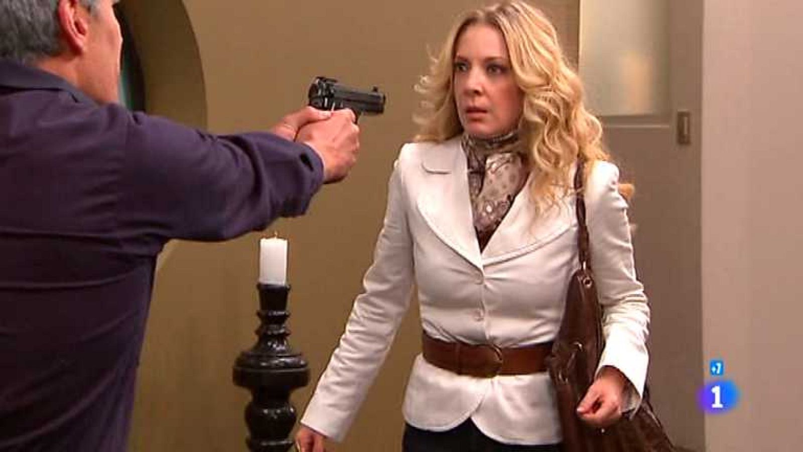 Cielo rojo - Capítulo 100 - Víctor consigue entrar en la casa de Alma para llevarse a su hijo - ver ahora