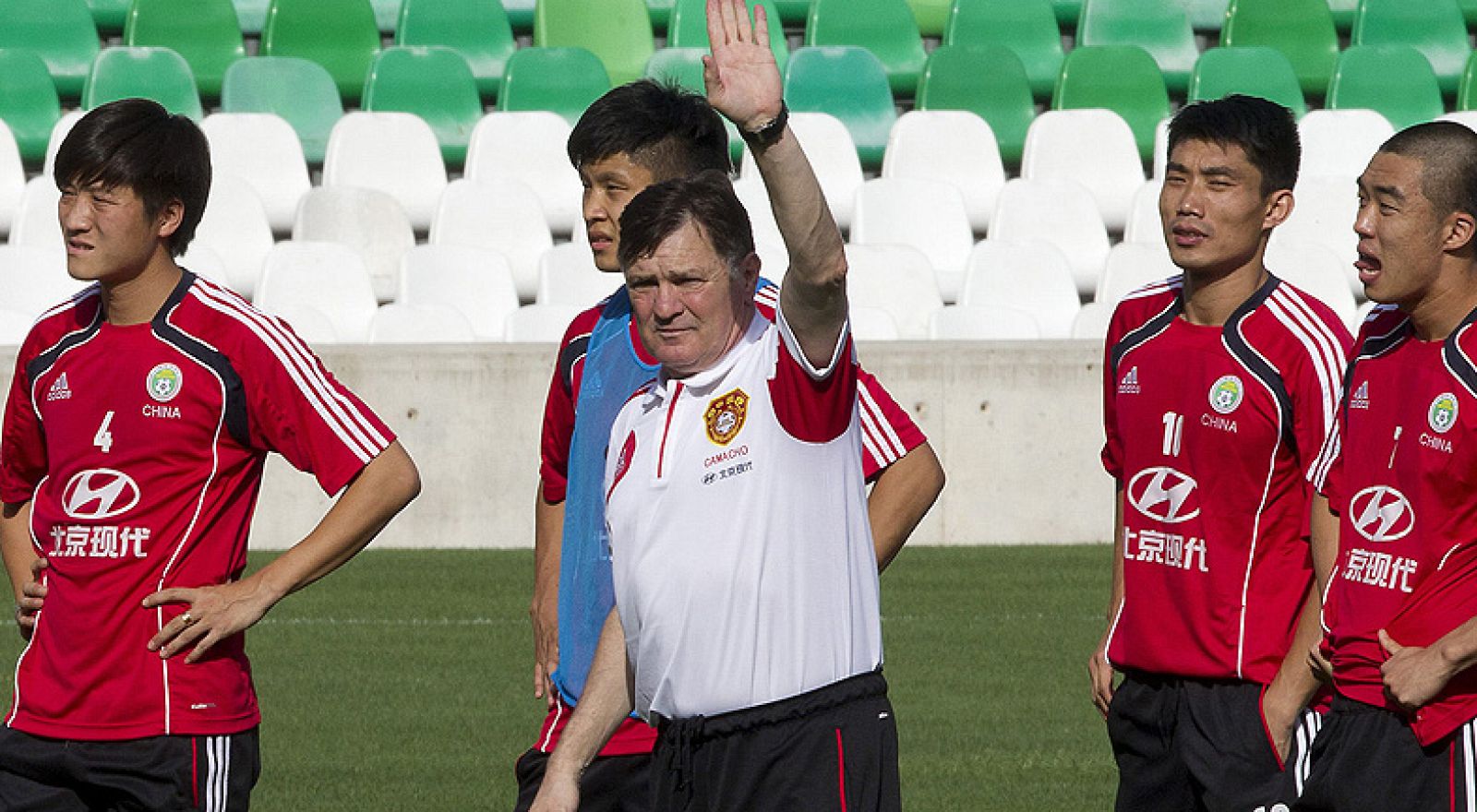 La selección china de José Antonio Camacho se ha entrenado este viernes en el Benito Villamarín para preparar el choque amistoso contra España del próximo domingo.