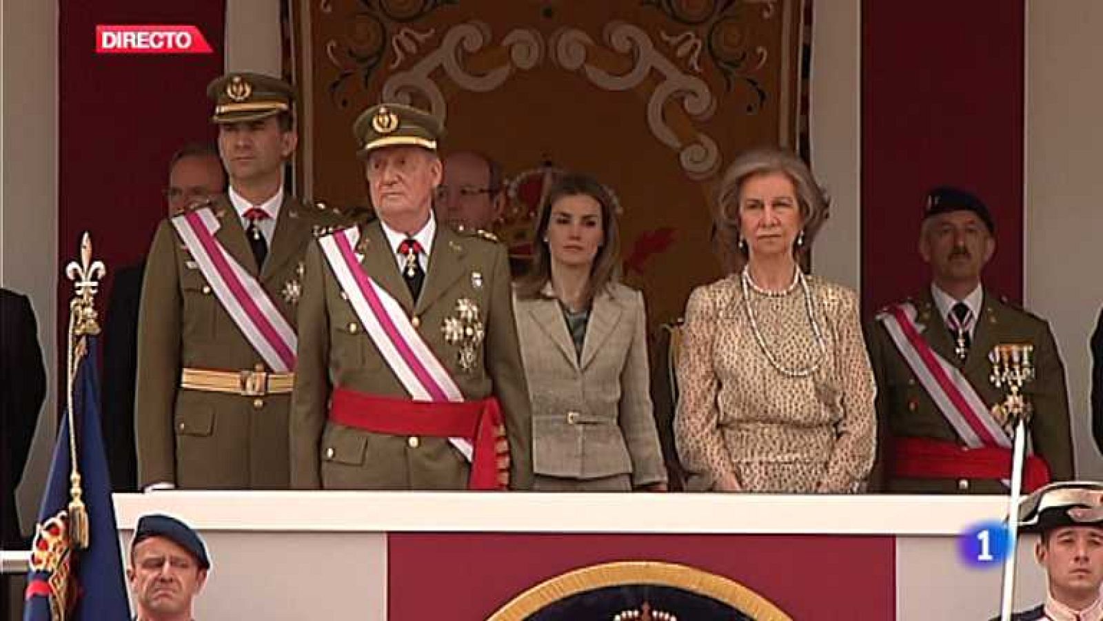 Homenaje a la bandera y a los caidos por España desde la Plaza Mayor de Valladolid.
