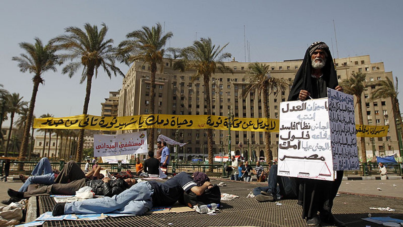 Cientos de personas siguen protestando en Tahrir por la sentencia a Mubarak - Informativo 24h | Ver
