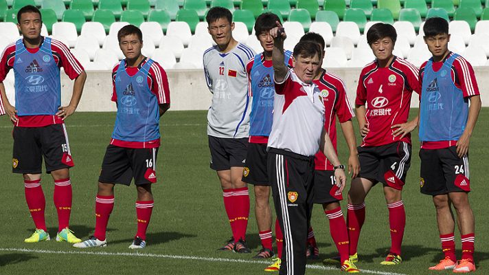 Telediario 1 - Los chinos confían en su selección y en Camacho