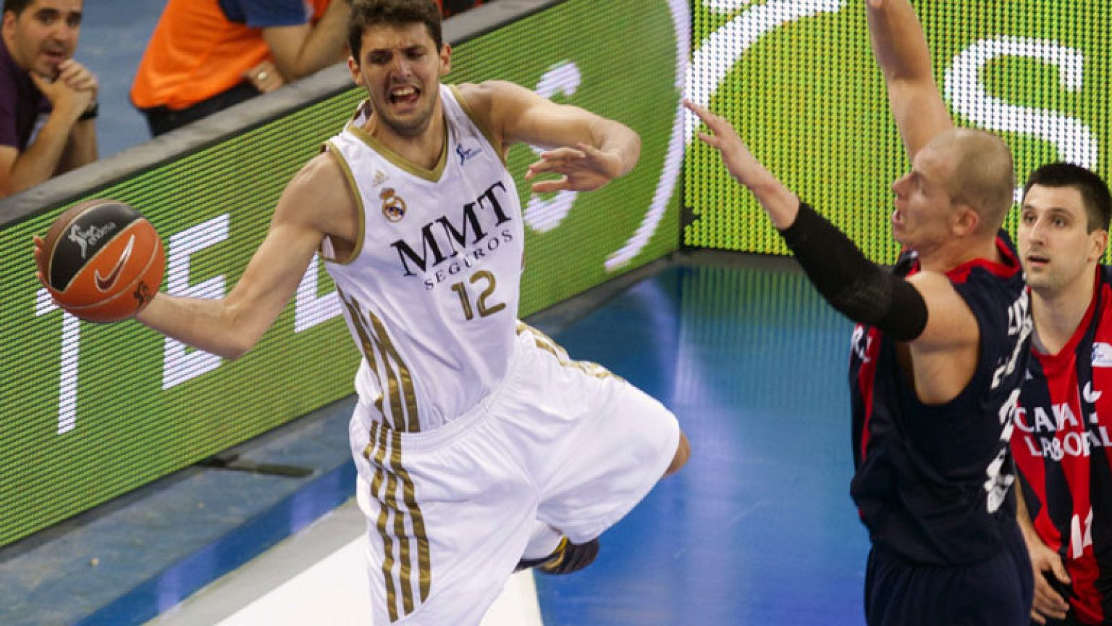 Real Madrid  76-69 Caja Laboral - Baloncesto en RTVE | Ver