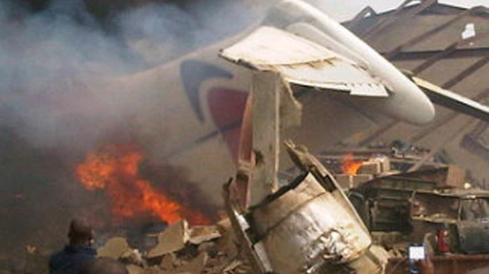 Informativo 24h - Un avión con 159 personas a bordo se estrella contra un edificio en Lagos, Nigeria