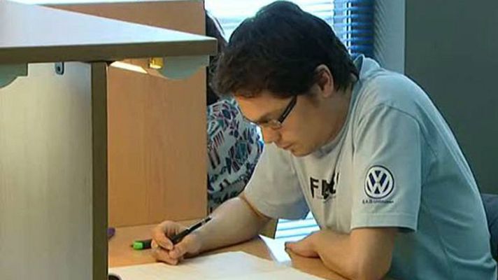 Telediario 1 - La selectividad más exigente para lograr becas arranca en Asturias