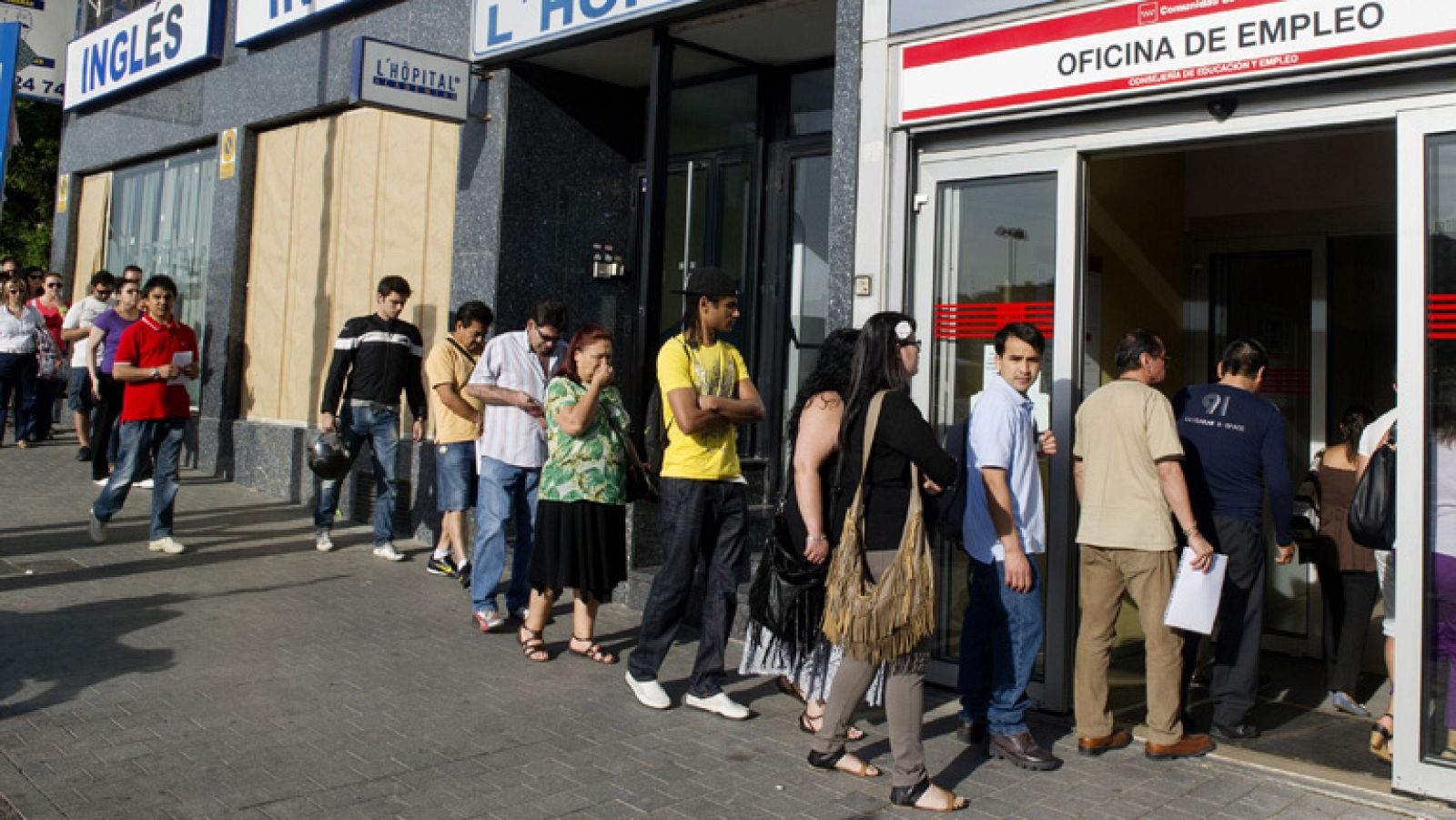 El paro registrado bajó en 30.113 personas, menos de la mitad que en mayo de 2011