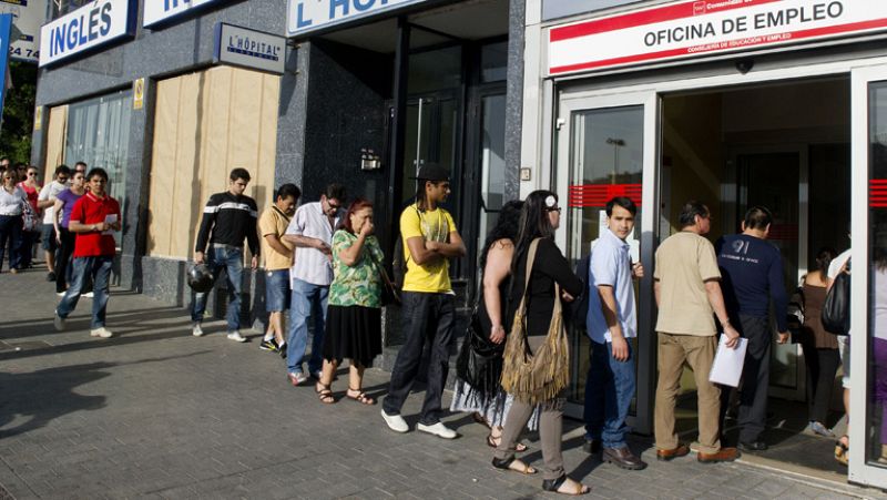 El paro registrado bajó en 30.113 personas, menos de la mitad que en mayo de 2011