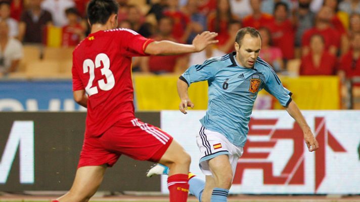 Telediario 1 - Iniesta decide con una genialidad ante China