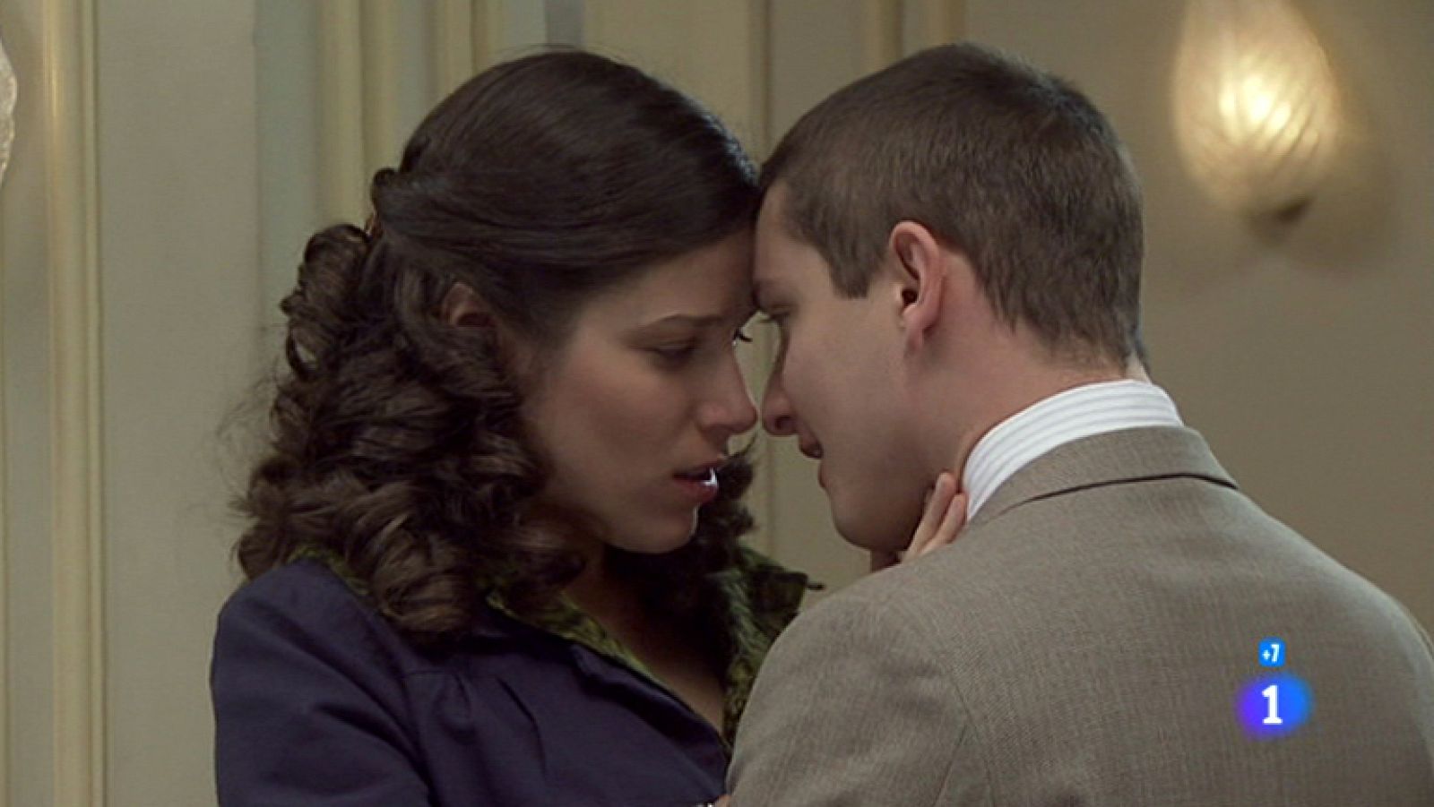 Amar - Estrella se lanza y besa apasionadamente a Miguel