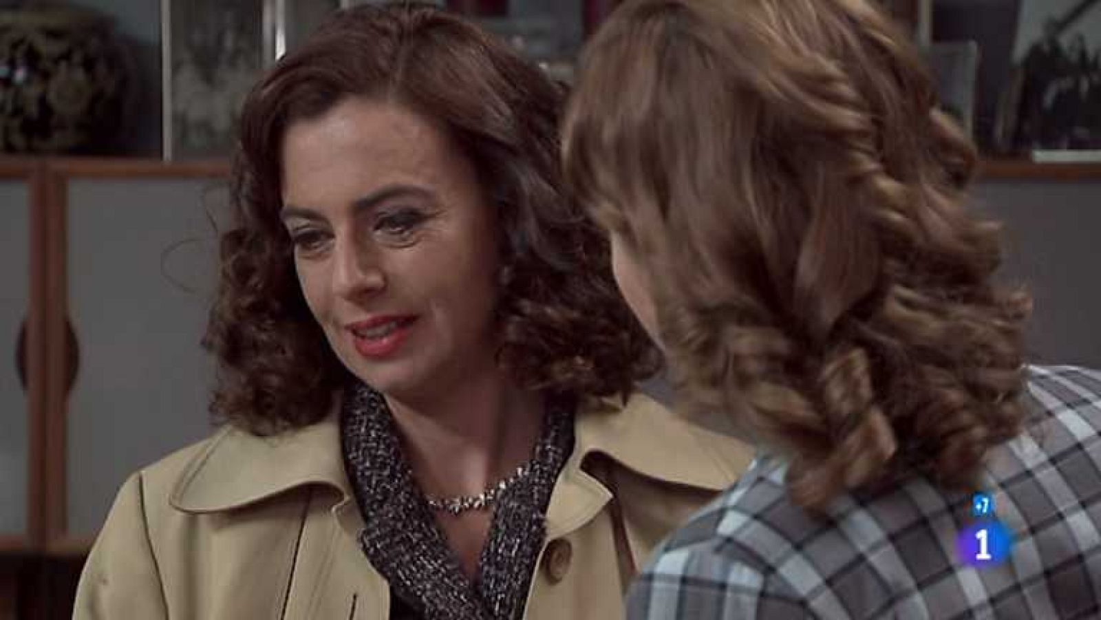 Amar en tiempos revueltos - T7 - Capítulo  189 - Rocío, tras descubrir que Rubín la estaba investigando, acude al lado de Eugenio y pide perdón - Ver ahora