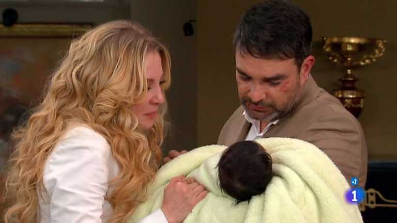 Cielo rojo - Capítulo 101 - Víctor consigue entrar en la casa de Alma para llevarse a su hijo - Ver ahora