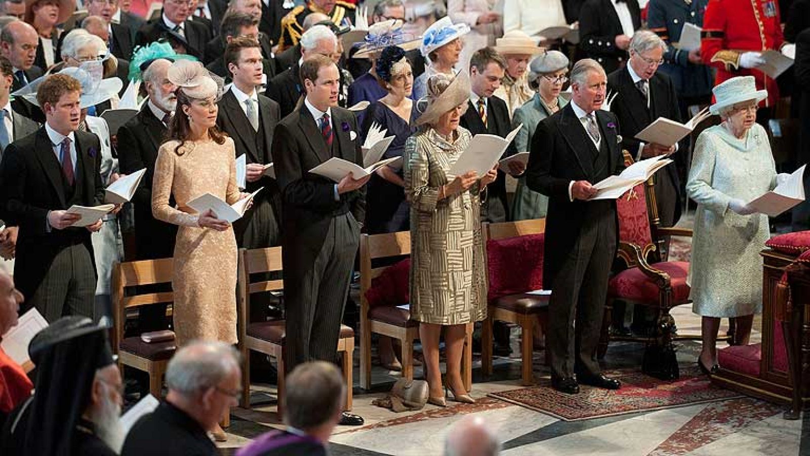 Isabel II cierra en solitario las exitosas celebraciones de su Jubileo - Informativo 24h | Ver