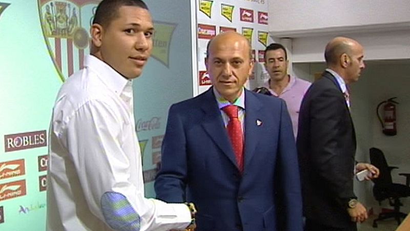 El Sevilla ha presentado a su nuevo fichaje, el internacional holandés Hedwiges Maduro, que llega libre del Valencia y jugará en el club hispalense las cinco próximas temporadas.
