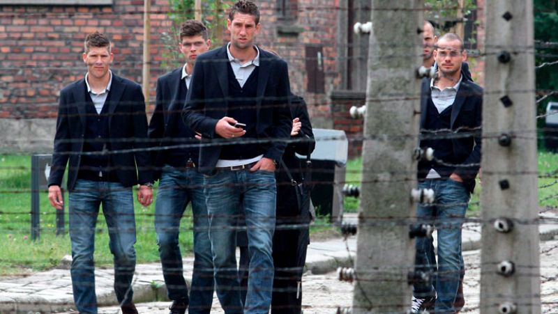 Las selecciones de Holanda e Italia coinciden en Auschwitz | Ver
