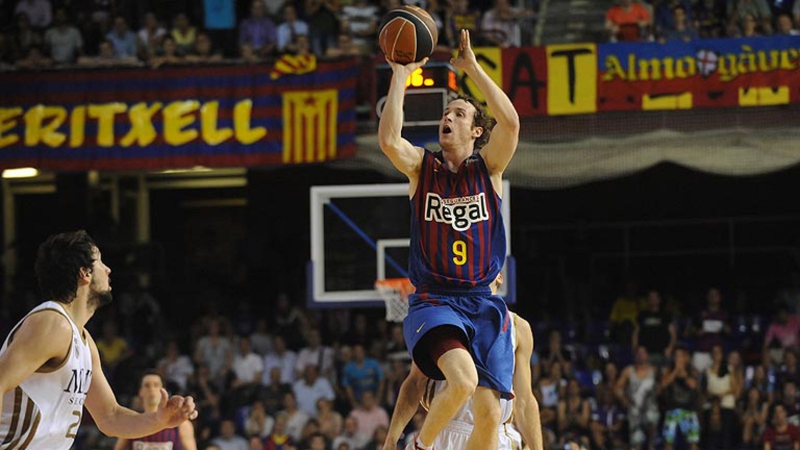 Un triple sobre la bocina de Huertas pone al Barça por delante en la final