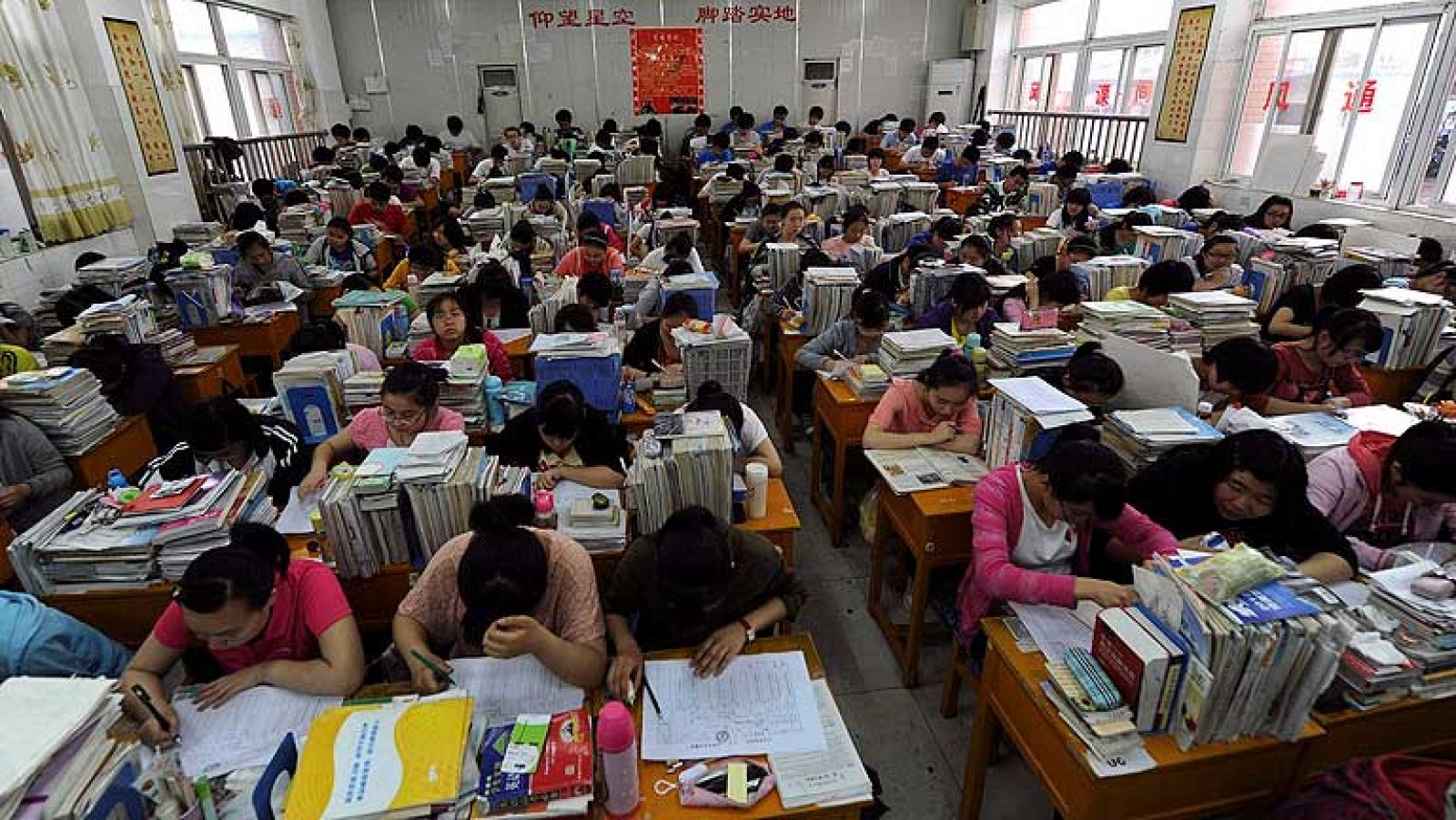 China celebra el examen más multitudinario del mundo. Se trata del 'gaokao', como se conoce la Selectividad y se presentan nueve millones de estudiantes. La prueba es crucial porque en China ir a la Universidad es sinónimo de prestigio social.