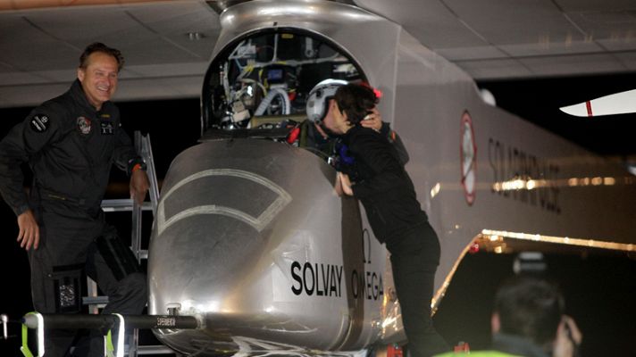 La 2 Noticias - El avión solar aterriza en Marruecos y cumple el sueño de unir Europa y África