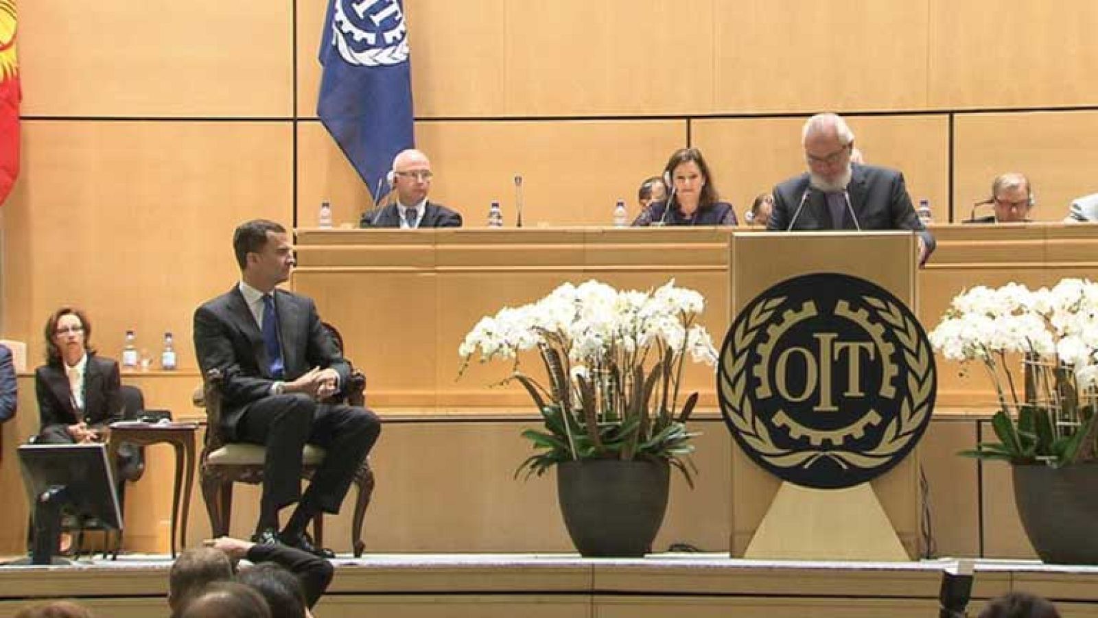 El príncipe de Asturias defiende la necesidad de combinar las políticas de crecimiento