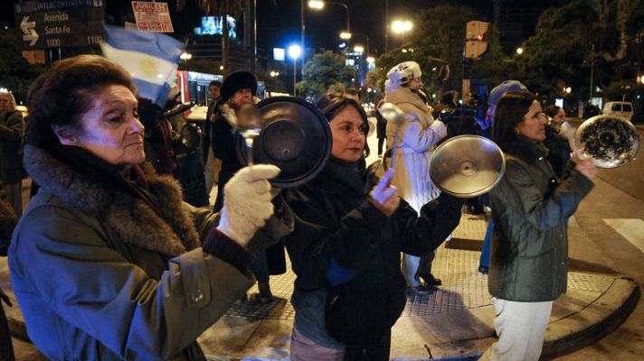 Telediario 1 - Cacerolada en Buenos Aires como protesta por la política de Cristina Fernández