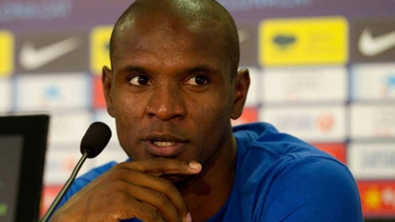 El jugador del Barcelona Eric Abidal, que fue sometido a un trasplante de hígado, ha vuelto a pasar por la Ciudad Deportiva del FC Barcelona, por lo que su recuperación va en buen camino.