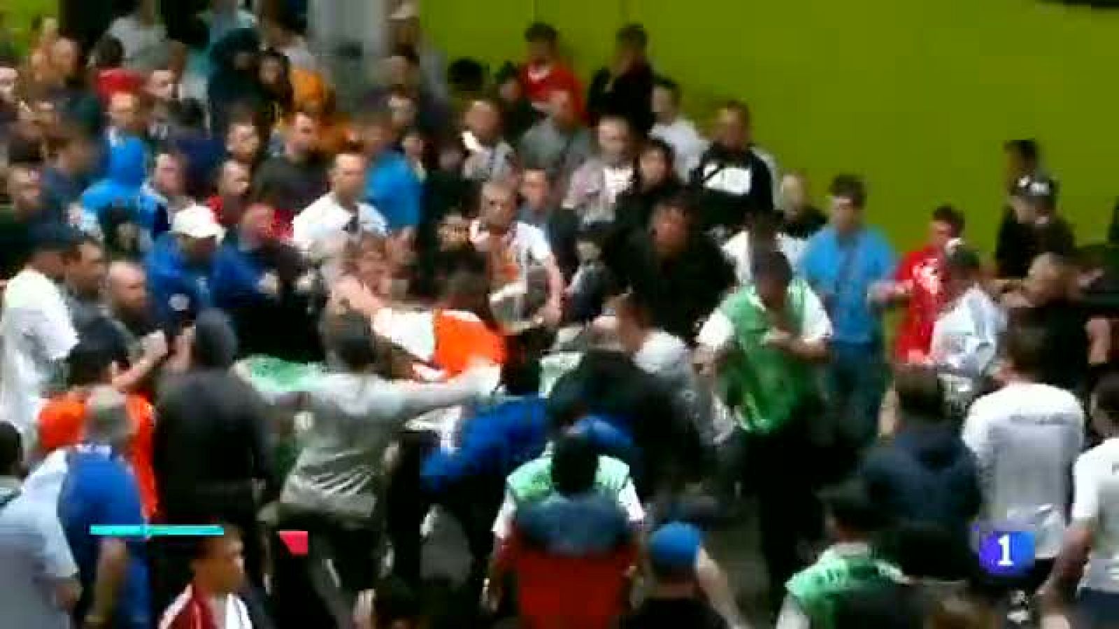 Un grupo de aficionados rusos agredieron a miembros de seguridad tras la victoria de su equipo frente a República Checa de este viernes.