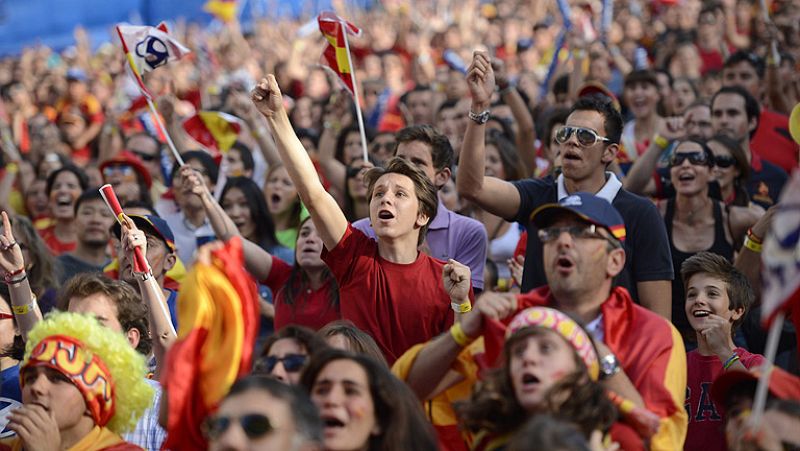 Miles de personas se han reunido en diferentes puntos de España para ver en una pantalla gigante el partido de España contra Italia, debut de la Roja en la Eurocopa 2012.